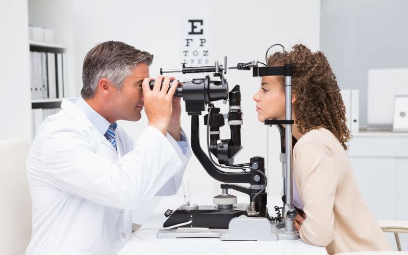featured image for Lopez's August story about choosing between becoming an associate at an independent or corporate practice; optometrist at work